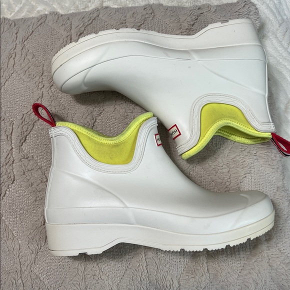 Hunter White Chelsea Rain Boots | US 7 | EUC Waterproof Ankle Boots - Picture 4 of 9